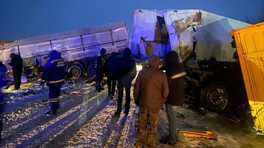 В Воронежской области в столкновении двух грузовиков погиб водитель