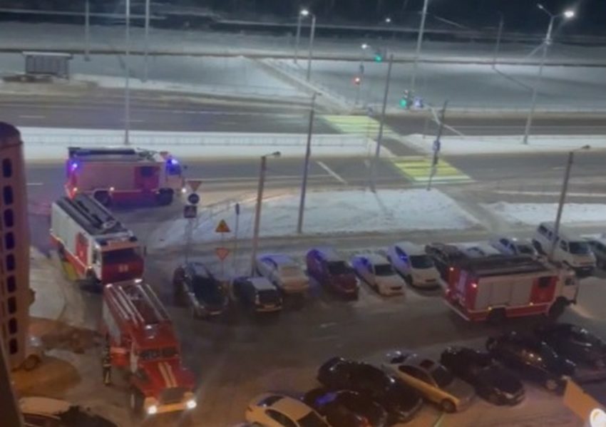8 пожарных автомобилей прибыли в ЖК «Звёздный квартал» в Воронеже утром 17 января.