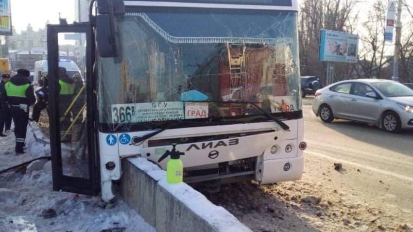15 человек пострадали в аварии с маршруткой в центре Воронежа 