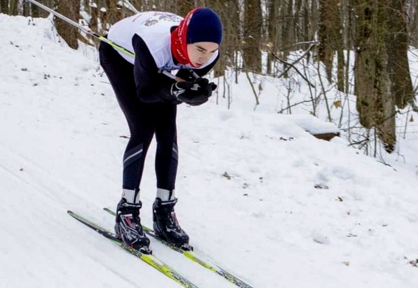 Команда лыжников Ленинского района заняла первое место на прошедших на днях финальных соревнованиях по лыжным гонкам XX Спартакиады учащихся Воронежской области 2021-2022 года среди юношей и девушек.