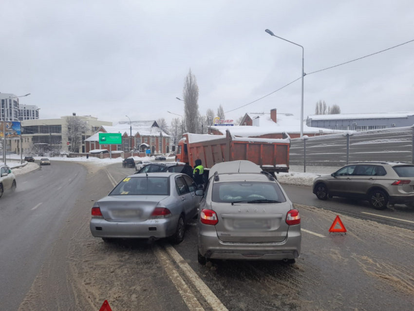 В Воронеже на ул. 9 Января столкнулись 4 автомобиля