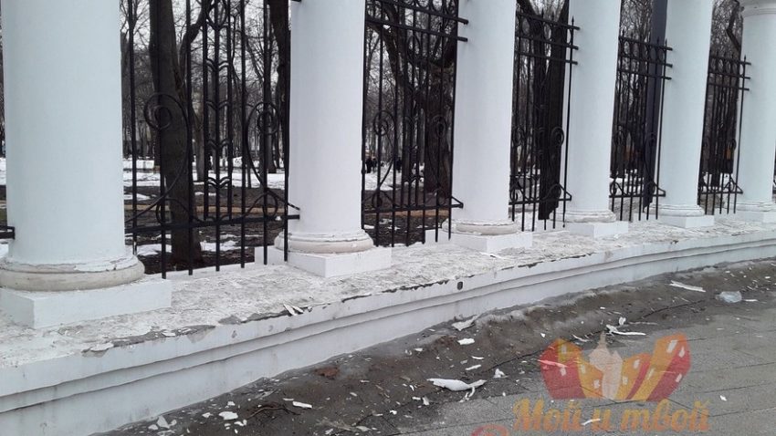 Штукатурка вместе со снегом сошла с входной группы в парке «Орлёнок» в Воронеже