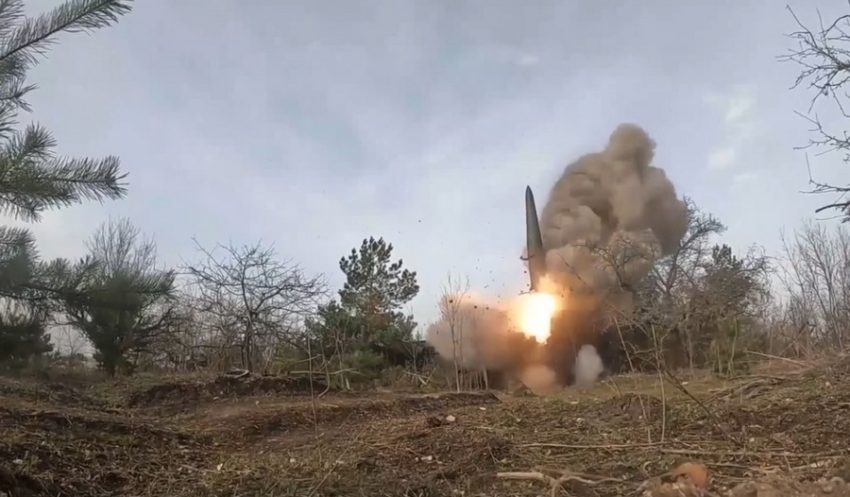 Кадры удара «Искандера» по украинским военным объектам на Изюмском фронте показало Минобороны РФ