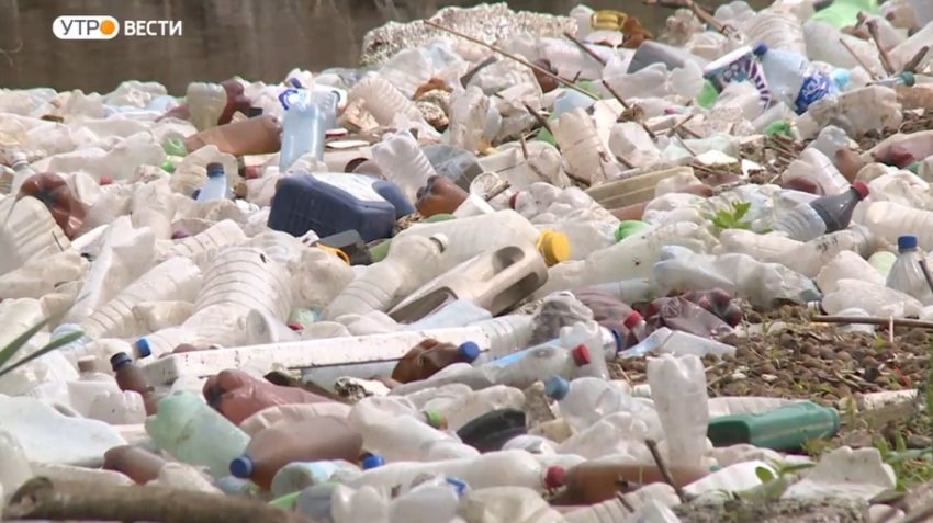 Из-за пластиковых бутылок в воронежской реке образовался мусорный остров
