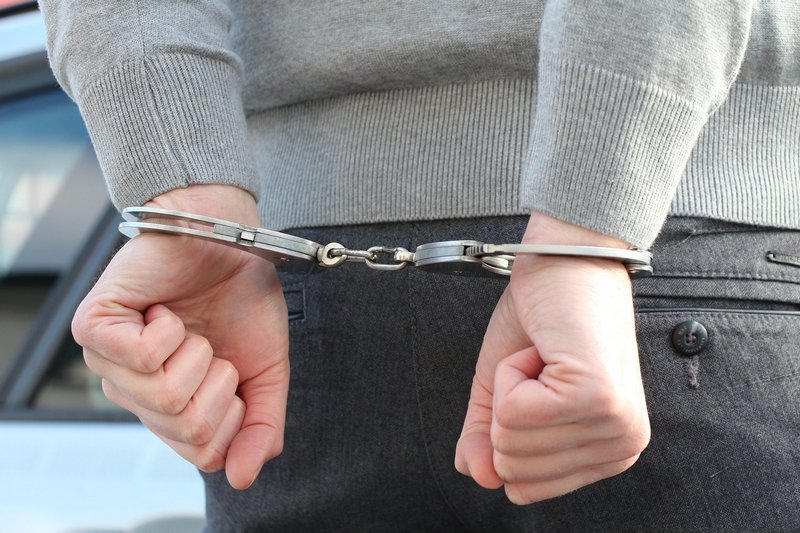 В Воронеже за нападение на школьницу в подъезде арестовали 50-летнего мужчину