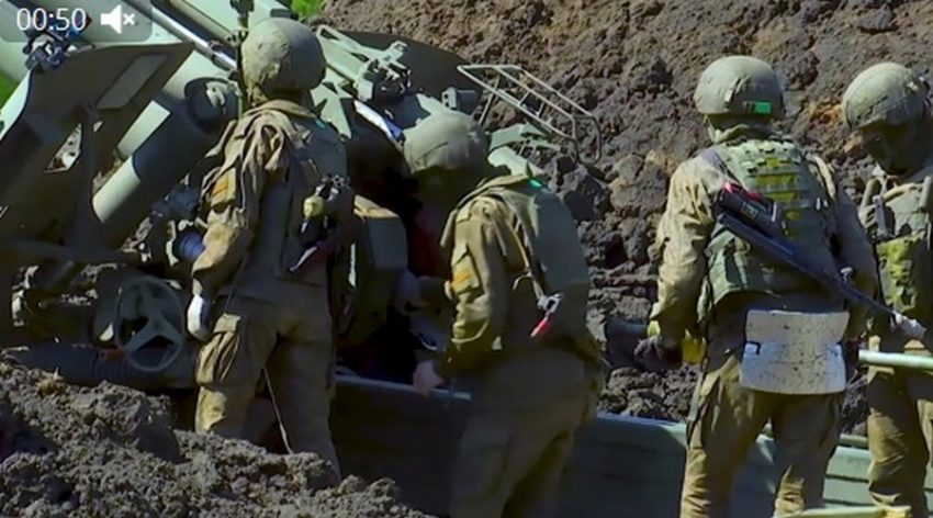 Минобороны РФ показало на видео боевую работу расчетов гаубиц «Мста-Б» по уничтожению бронетехники и укрепленных позиций ВСУ