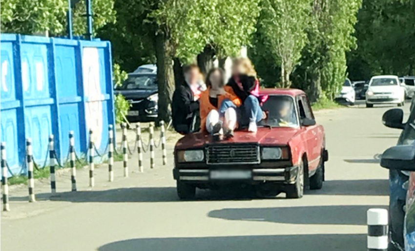 В Воронежской области оштрафовали водителя, перевозившего на капоте пассажиров