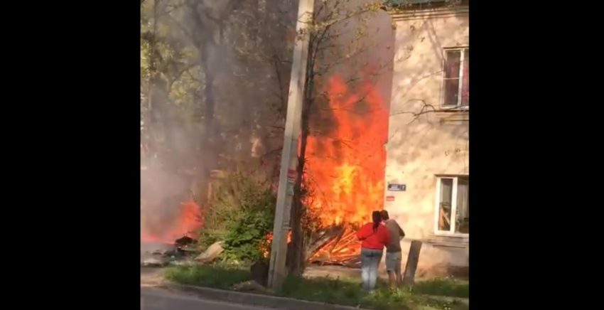Видео последствия пожара возле жилого дома в Воронеже опубликовали в сети