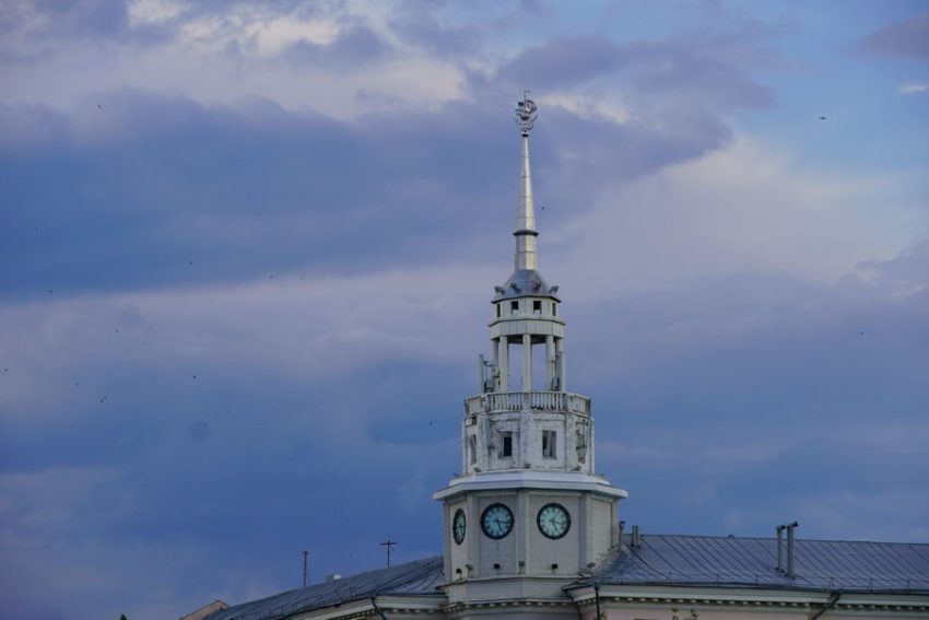 Здание с опасно разрушающейся башней заметили в центре Воронежа