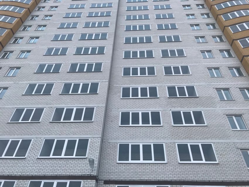 При падении с 9 этажа в Воронеже разбился курсант института МВД