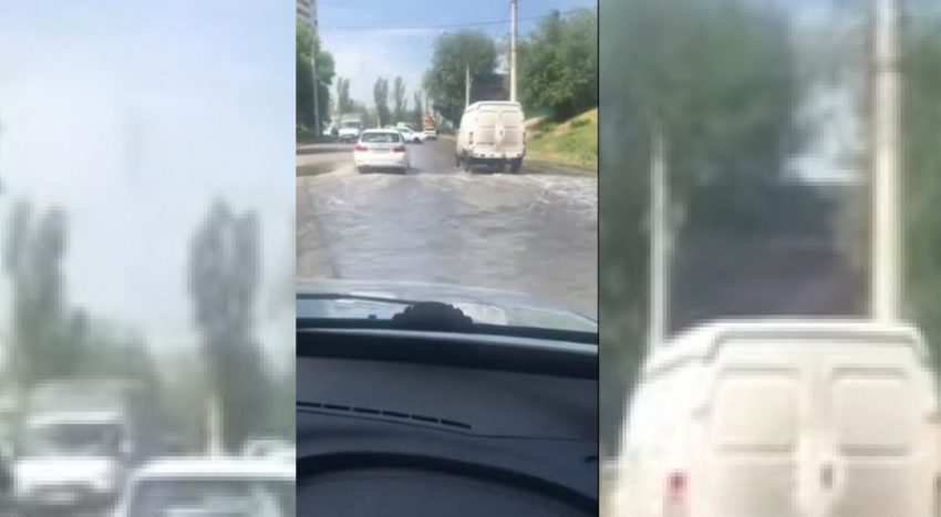 В Воронеже из-за забившейся канализации затопило улицу