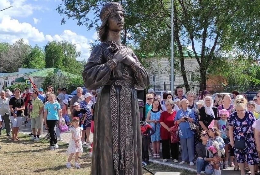 В Нововоронеже открыли второй памятник Алёнке