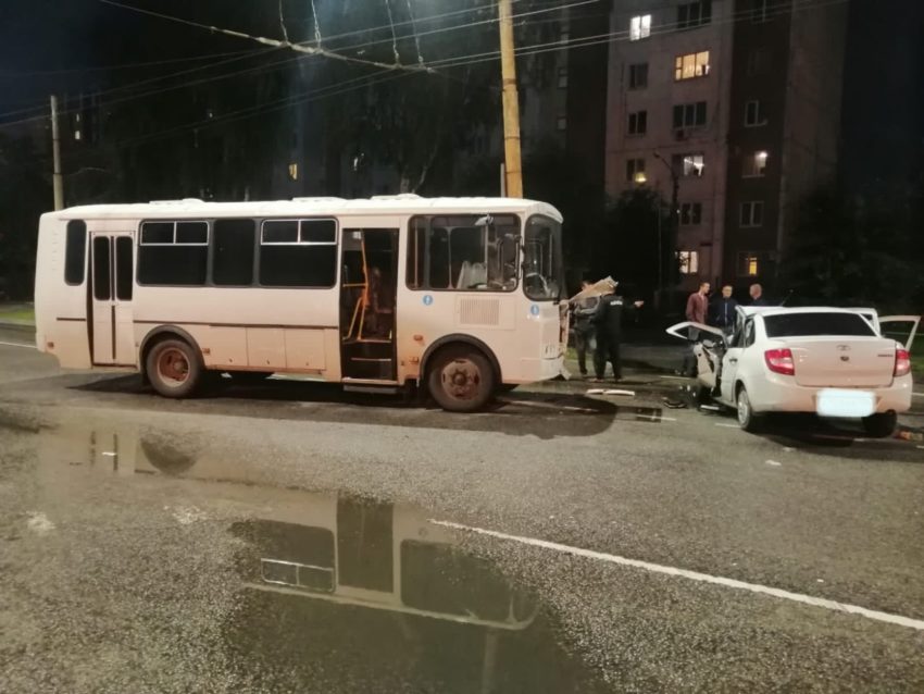 В Воронеже в столкновении легковушки и автобуса пострадали 5 человек