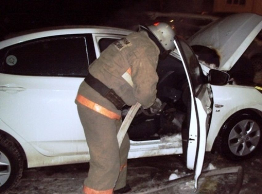 В Воронеже во время пожара на парковке сгорел автомобиль