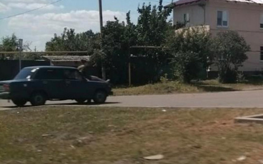 Мать, перевозившую дочь на капоте «семёрки», оштрафовали в Воронежской области