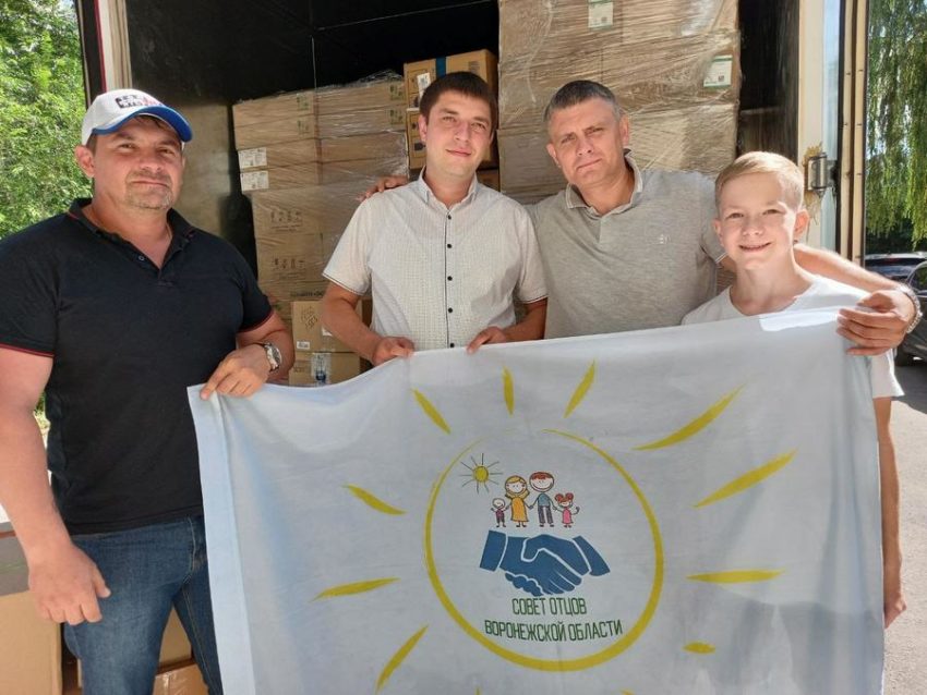 Воронежские общественники отправили в Херсон партию медикаментов и рисунки для российских военных от юных горожан