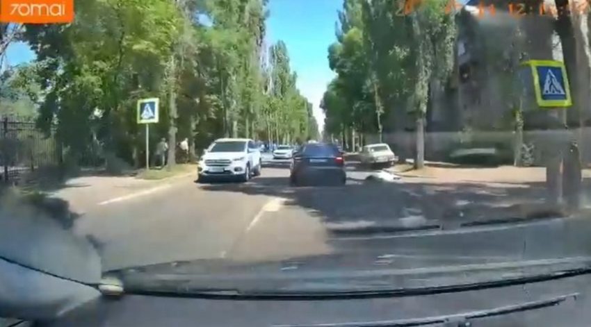Момент наезда на женщину на пешеходном переходе в Воронеже попал на видео