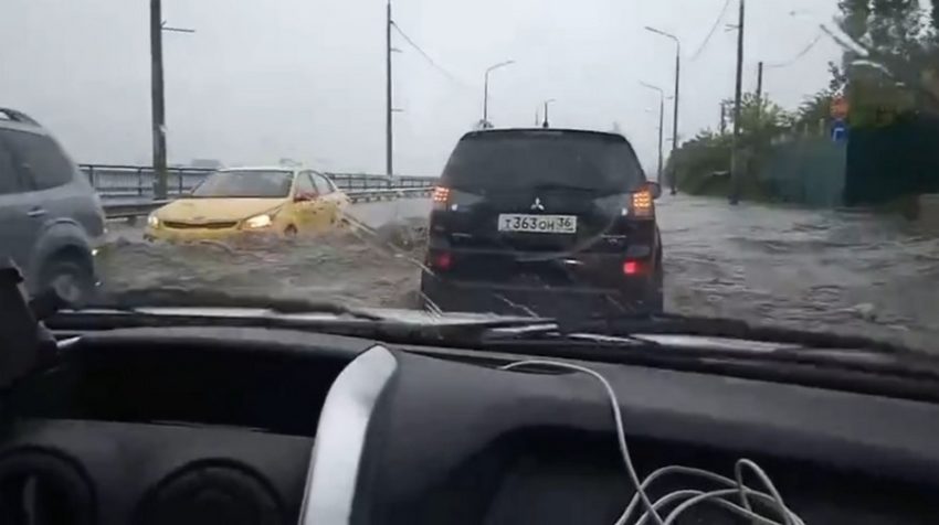 Из-за дождей улицы затопило Воронежа