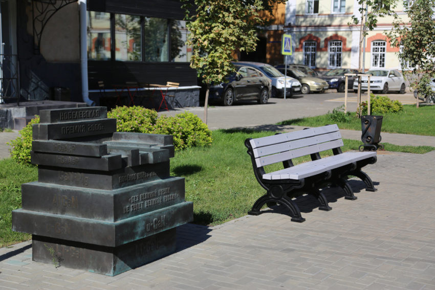 В Воронеже продолжается установка парковой мебели из переработанного вторсырья