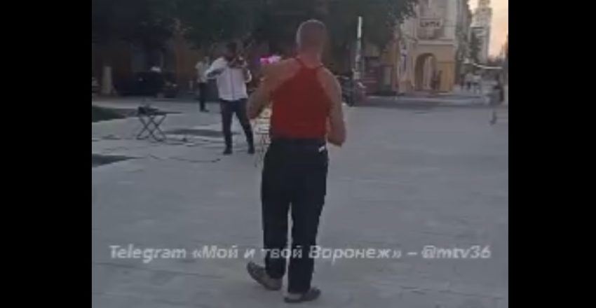 Танцующего под скрипку мужчину с шаурмой на проспекте Революции в Воронеже показали на видео