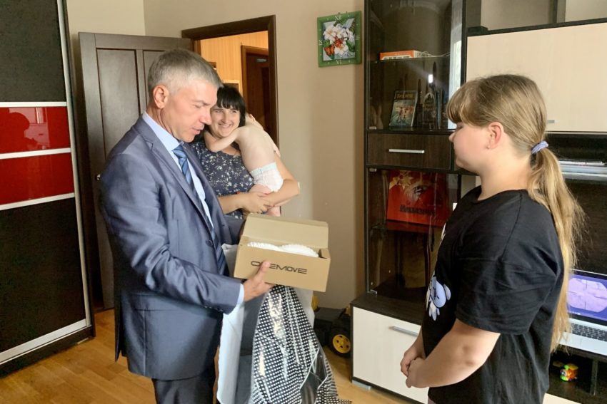 Депутат Госдумы передал школьную форму и канцелярские товары многодетной воронежской семье и семье из ДНР