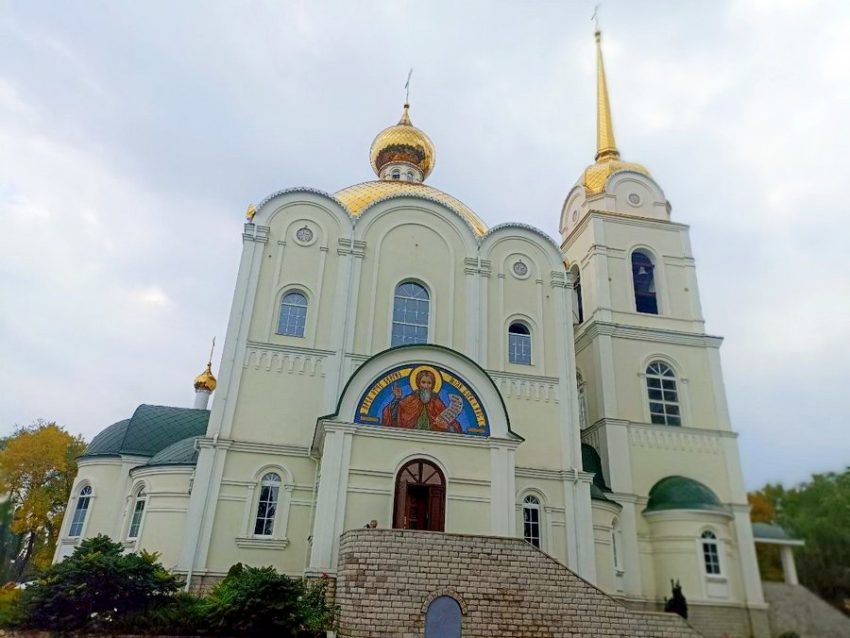 Воронежские отцы пригласили горожан на покраску фасада просветительского центра храма