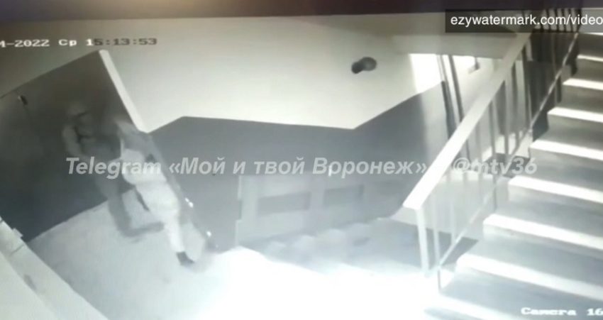 Извращенец в подъезде многоэтажки напал на маленькую девочку в Воронеже