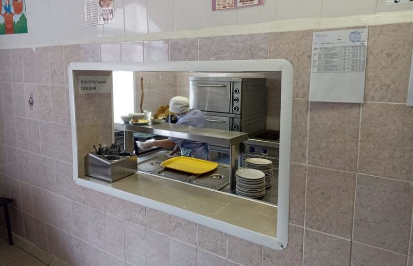 4 работников пищеблоков школ отстранили из-за кишечной инфекции в Воронежской области