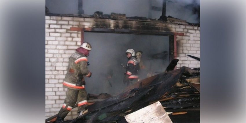Во время пожара в гаражном кооперативе в воронежском райцентре сгорела «восьмерка»