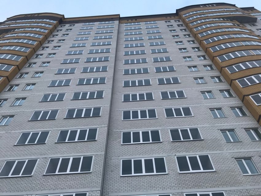 Смертельное падение 27-летней девушки из многоэтажки записали уличные камеры в Воронеже