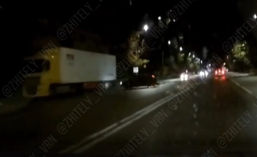 Появилось видео полуночной аварии на ул. 9 Января в Воронеже