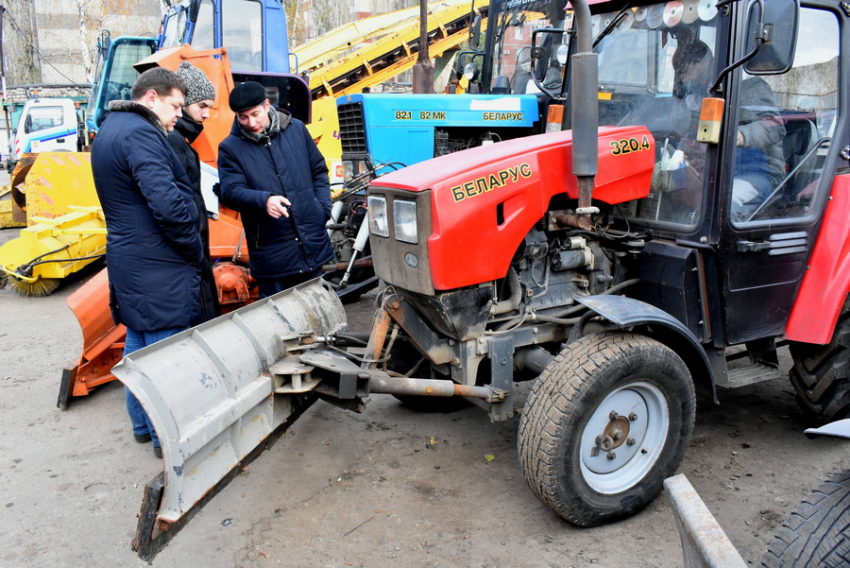 В Ленинском районе Воронежа проверили готовность техники к зиме