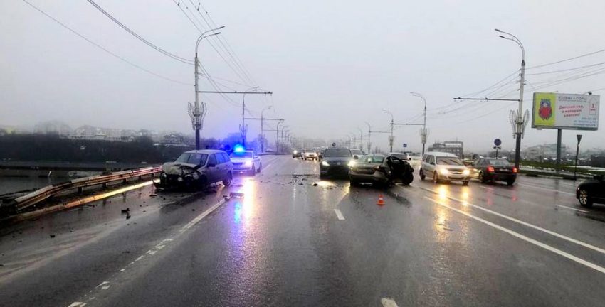 До четырех увеличилось число пострадавших в ДТП на дамбе Чернавского моста в Воронеже