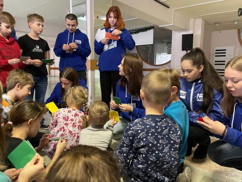 Активисты Единой России и Молодой Гвардии провели акции ко Дню народного единства