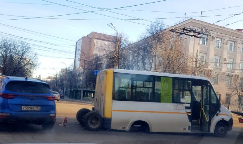 В Воронеже у пассажирского автобуса отвалились колеса