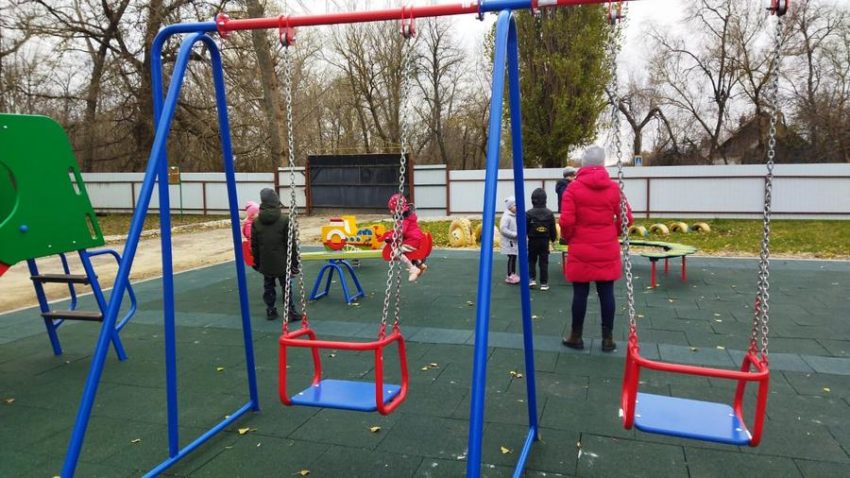 Депутаты Единой России помогли со строительством детской площадки в селе