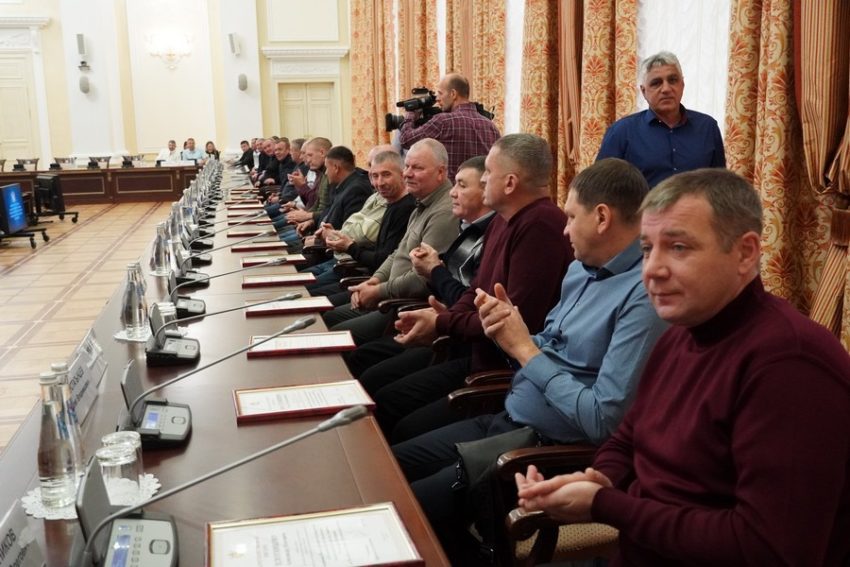 Вывозивших мирных жителей из Херсонской области водителей наградили в Воронеже