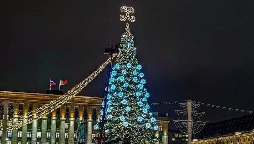 В Воронеже на площади Ленина завершают установку елки