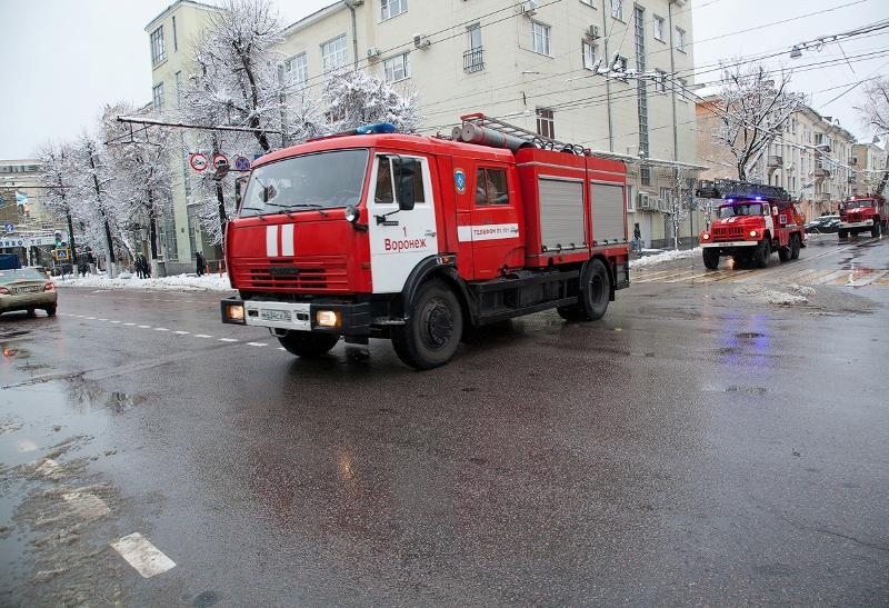 К школе в Шилово в Воронеже подъехали пожарные машины