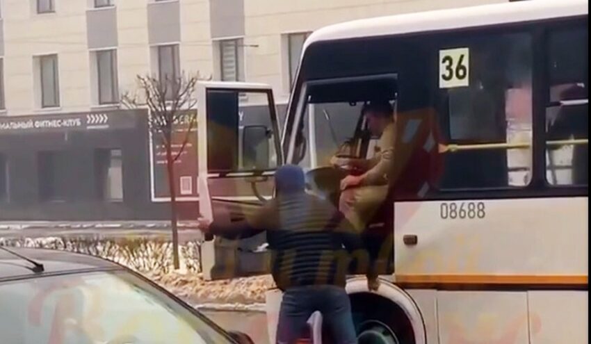 Драку с водителем автобуса устроил автомобилист в Воронеже