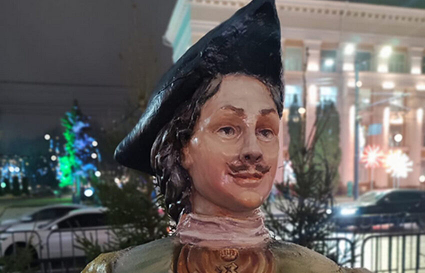 2-метровую фигуру Петра I установили на площади Ленина в Воронеже