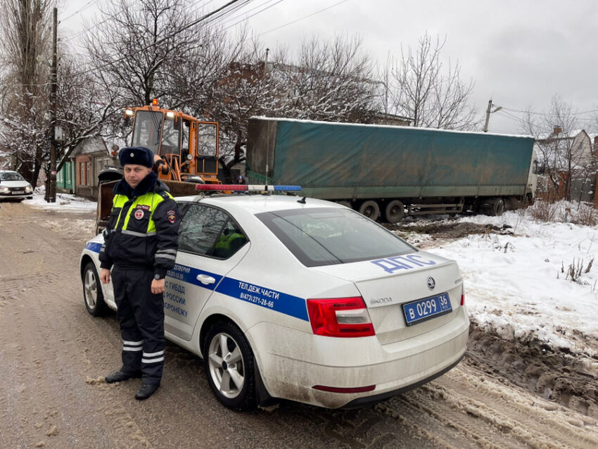 В Воронеже водителю грузовика, застрявшего в частном секторе, помогли полицейские