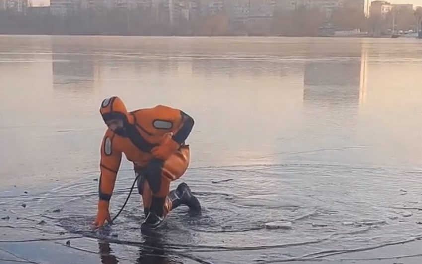 Самые опасные места на льду водохранилища назвали воронежские спасатели