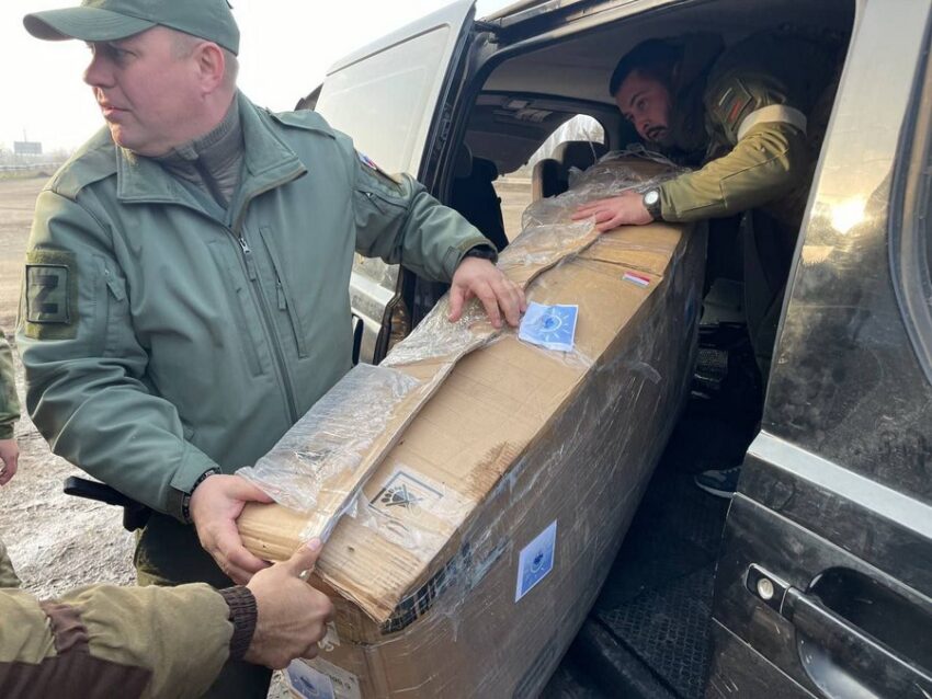 Единая Россия передала бойцам в Херсонской области теплые вещи, продукты, технические средства и детские открытки