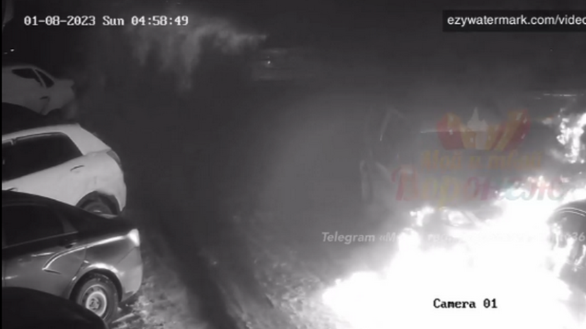 В Воронеже момент поджога «Тойота РАВ4» показали на видео