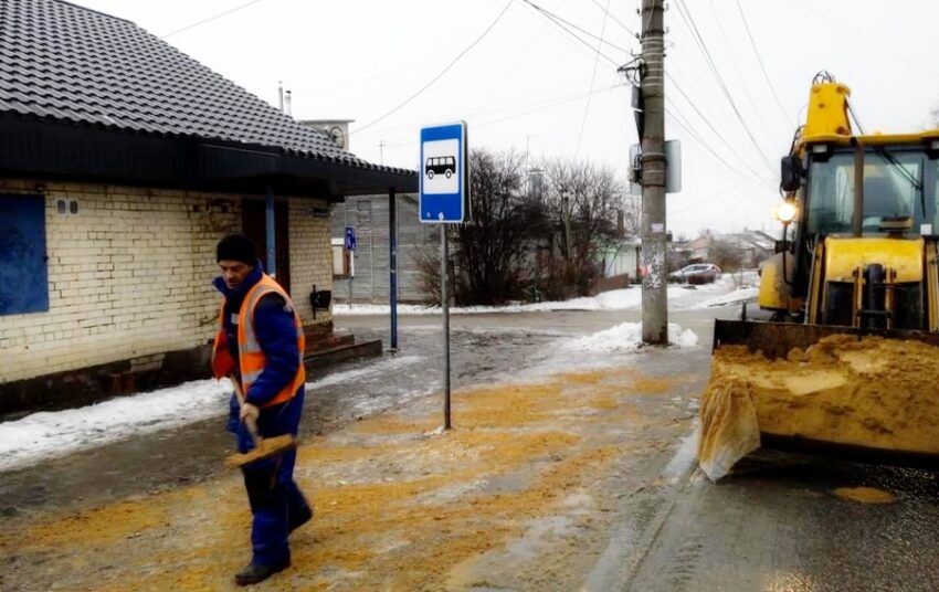Уборка улиц и тротуаров ото льда продолжается в Воронеже