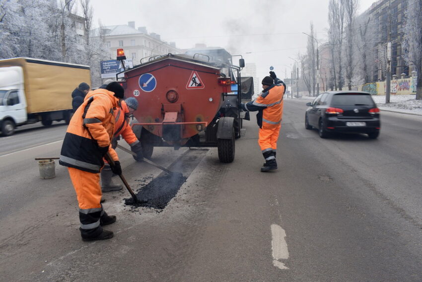 В Ленинском районе Воронежа ремонтируют дороги