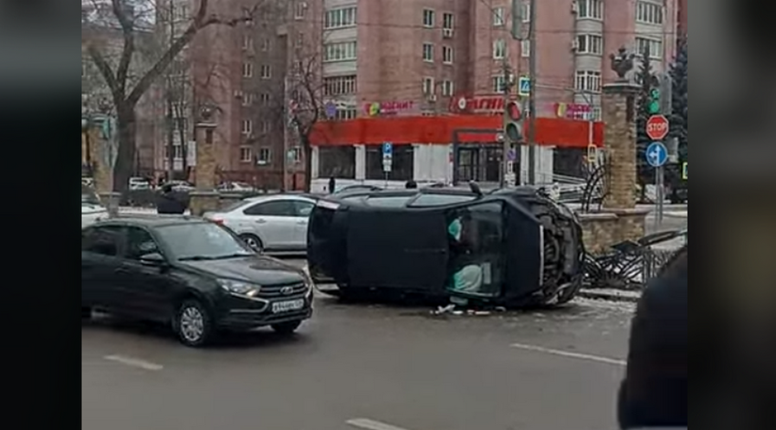 В центре Воронежа на зебре перевернулся автомобиль