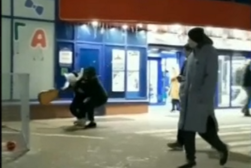 Нападение на уличного гитариста в Воронеже попало на видео