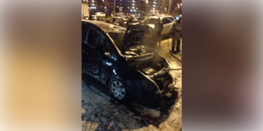 4 припаркованные машины горели ночью в Воронеже (Видео)